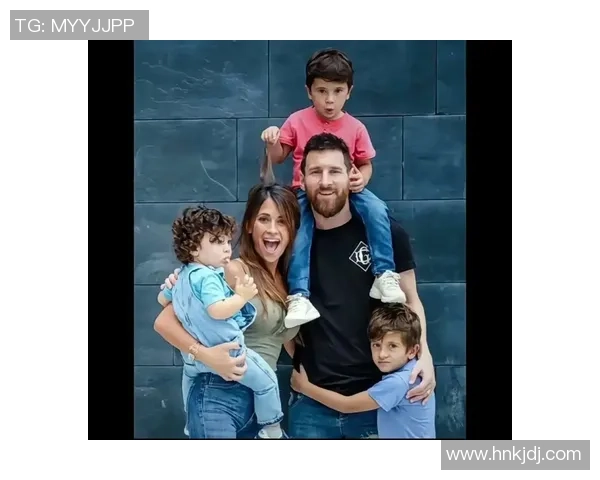 足球明星儿子最新近照曝光引发网友热议颜值与运动天赋兼备